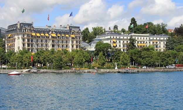 The neoclassical building on the right was built in 1861. The Art Nouveau/Neo-Baroque building on the left was built in 1908.